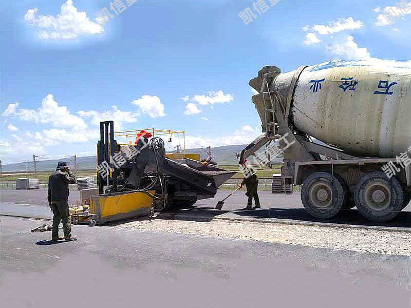 現澆成型中分帶路面滑模機